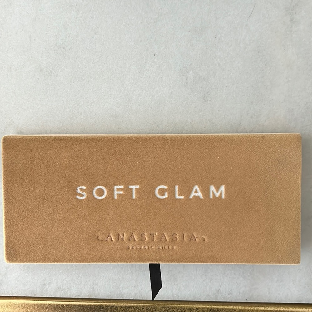 ABH Soft Glam eyeshadow palette - Picture 4 of 5